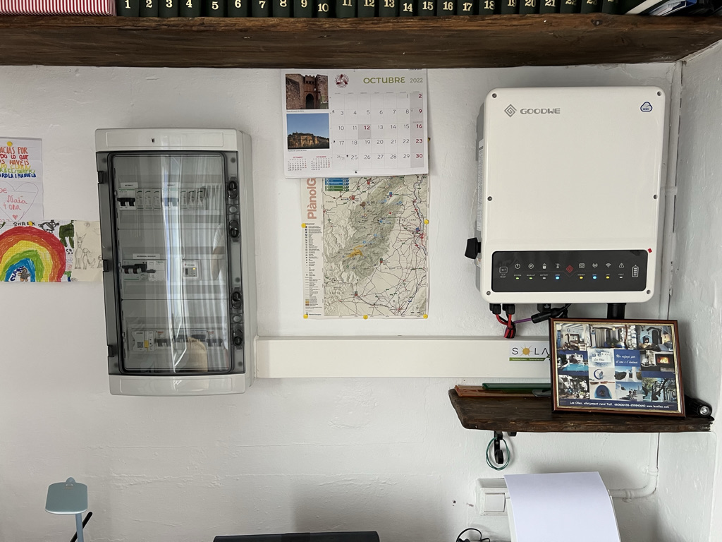 Inversor GoodWe y cuadro eléctrico con las protecciones pertinentes - Solarix Studio